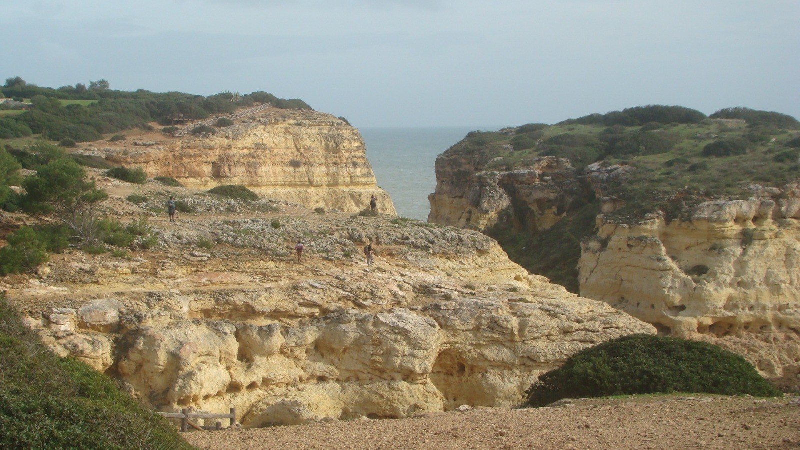 Hike-in-the-Algarve-walkers