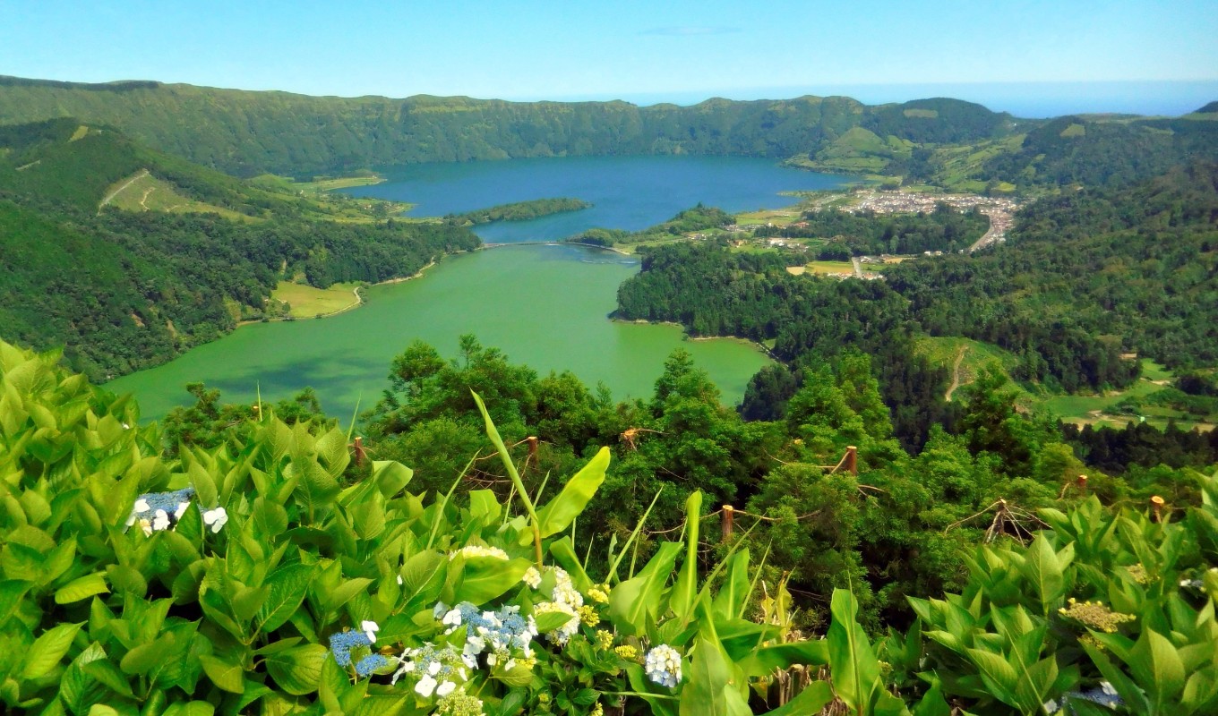 Glimpse of Porto with Azores