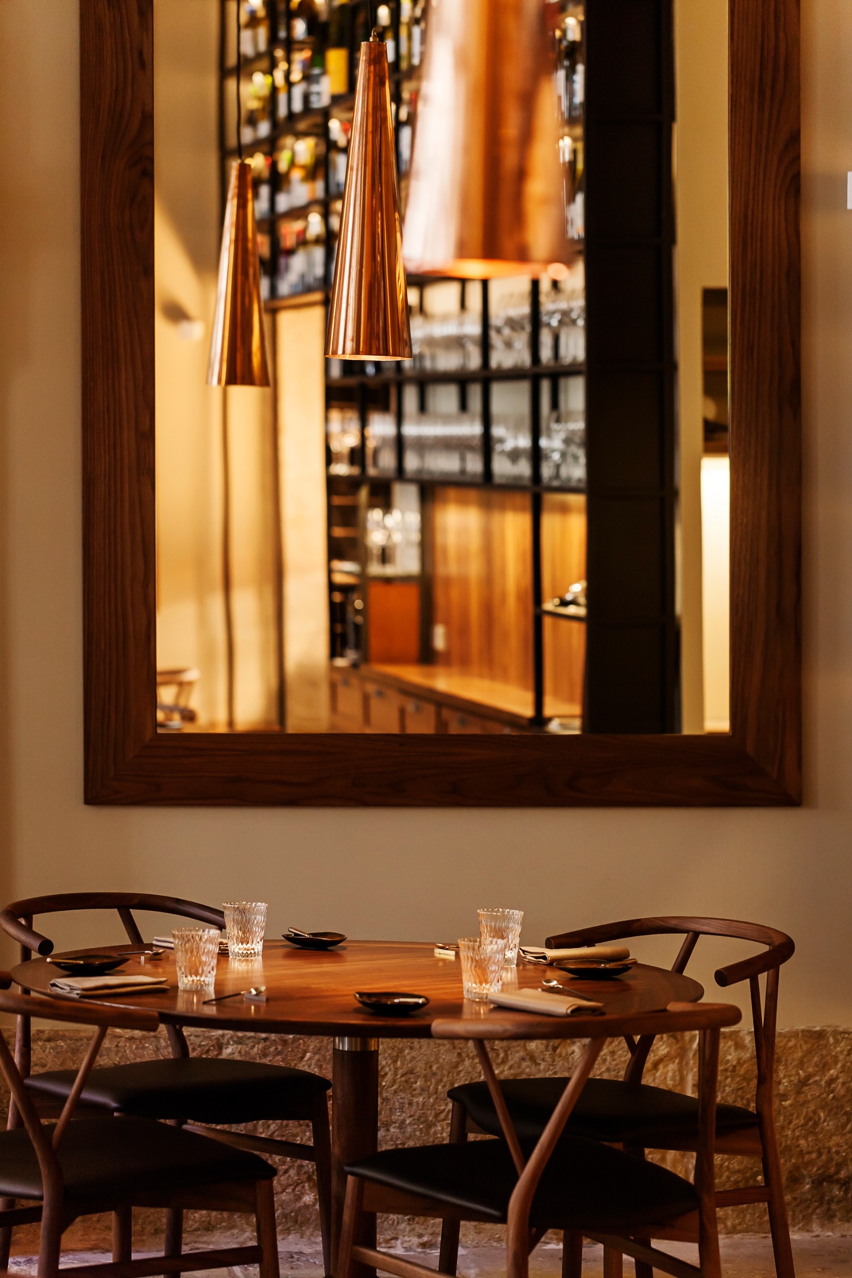 AL Restaurant Mirror