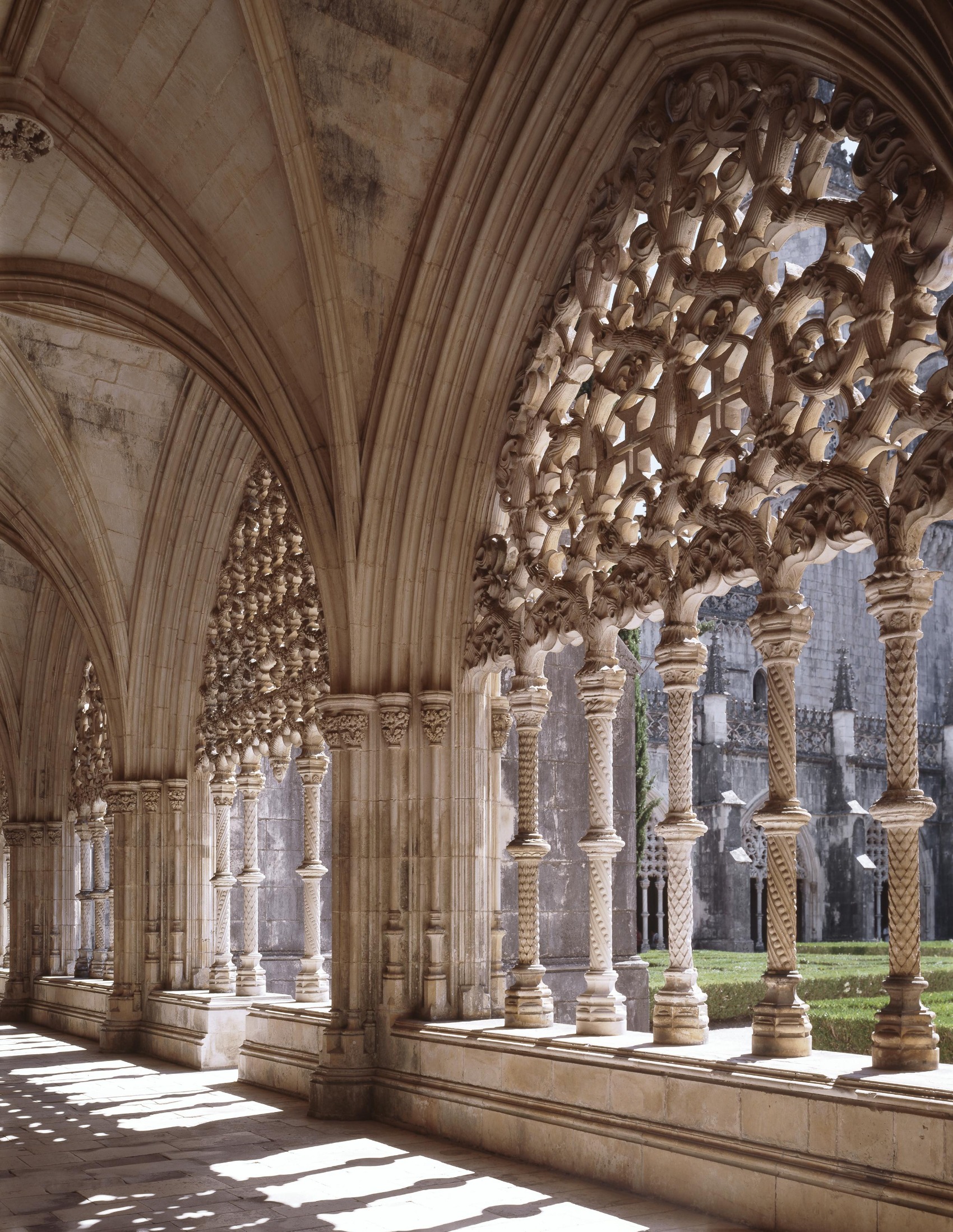 Alcobaça-Batalha-Monasteries-with-Fátima-archs-CREDIT-Turismo-Centro-De-Portugal