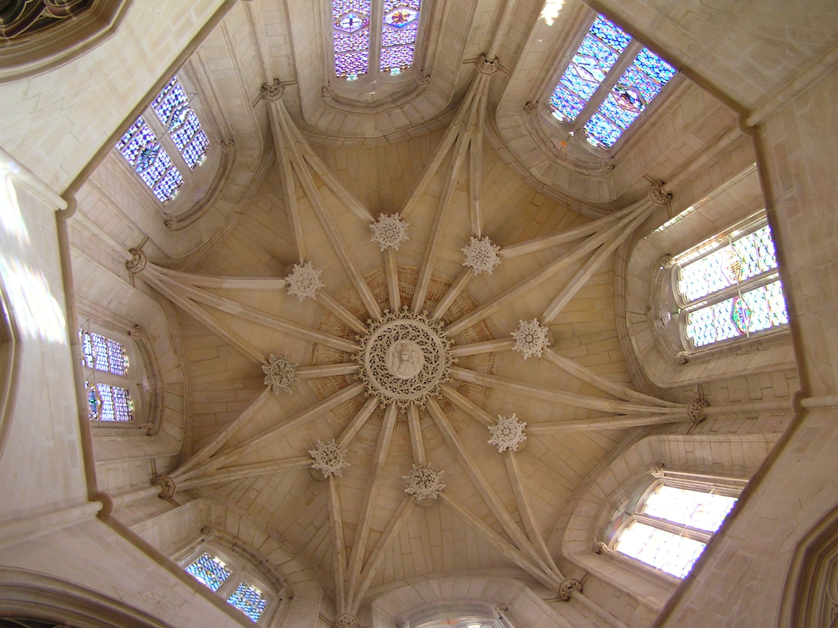 Alcobaça-Batalha-Monasteries-with-Fátima-cupula-CREDIT-Turismo-Centro-De-Portugal