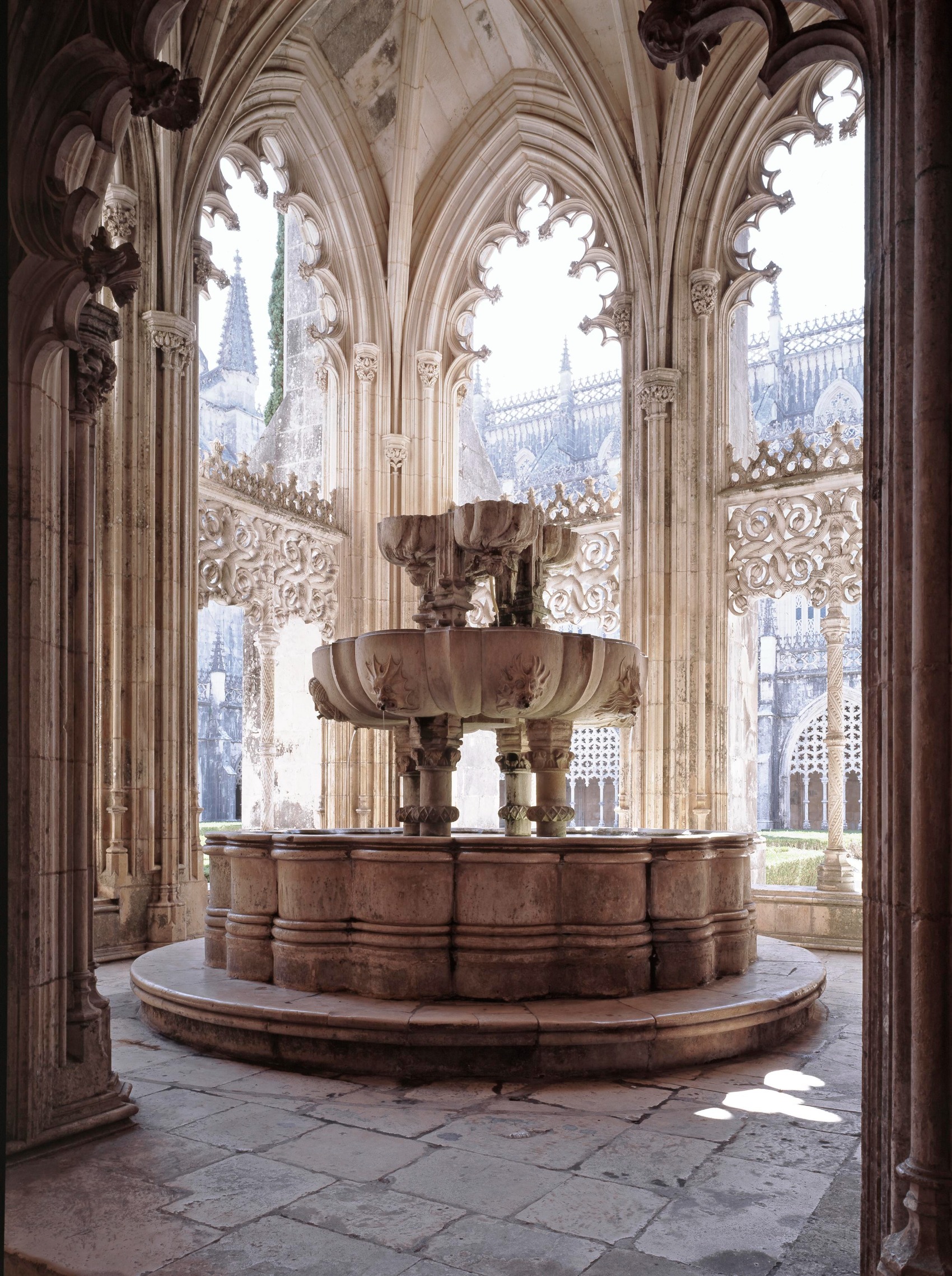 Alcobaça-Batalha-Monasteries-with-Fátima-fountain-CREDIT-Turismo-Centro-De-Portugal