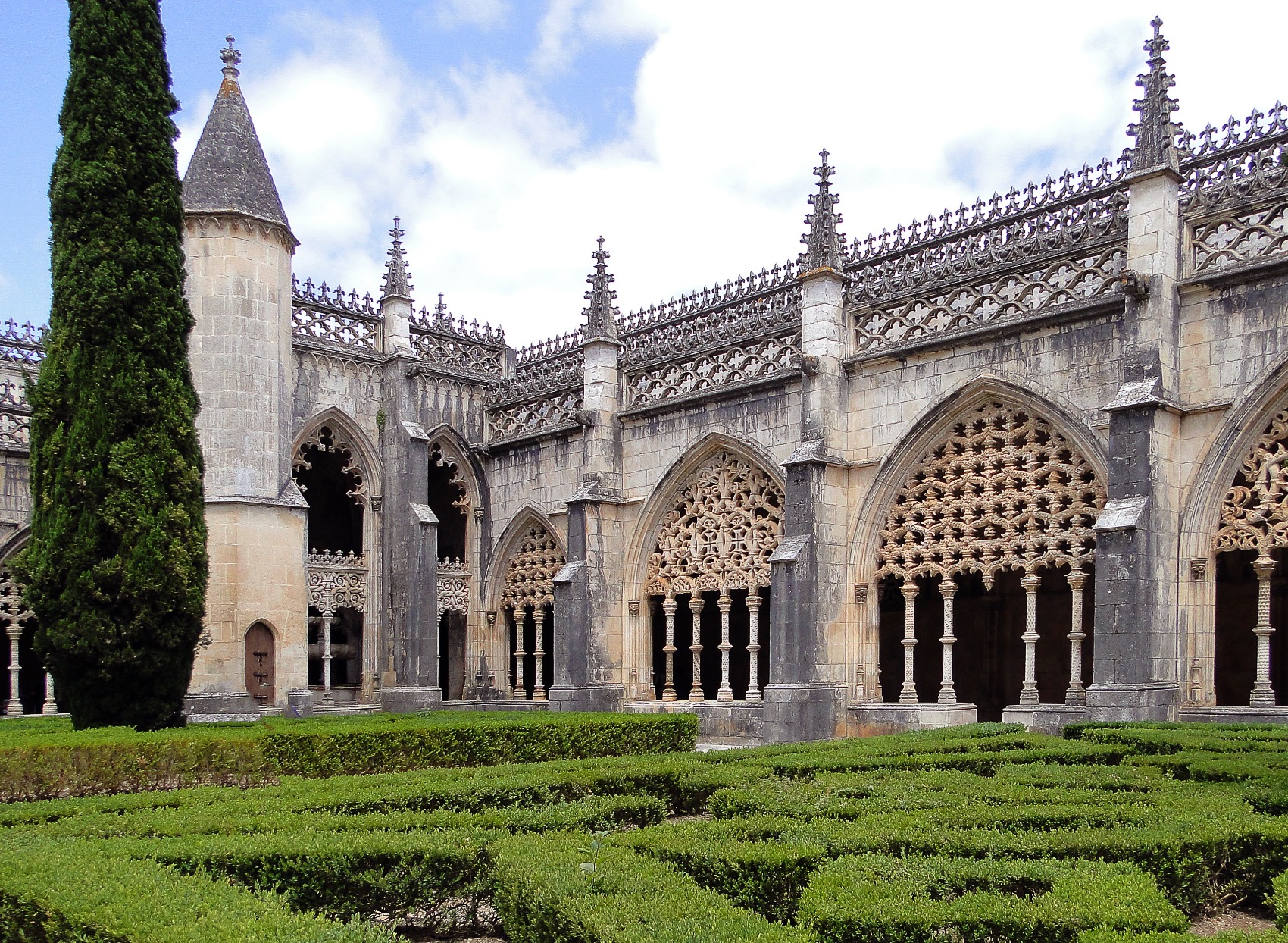 Alcobaça-Batalha-Monasteries-with-Fátima-garden