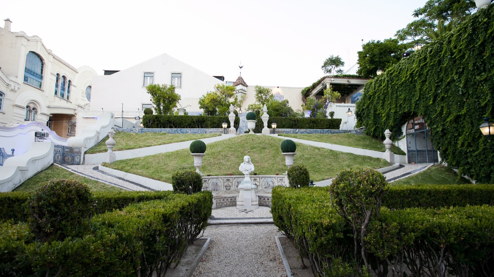 Garden 17th Century Charming Palace