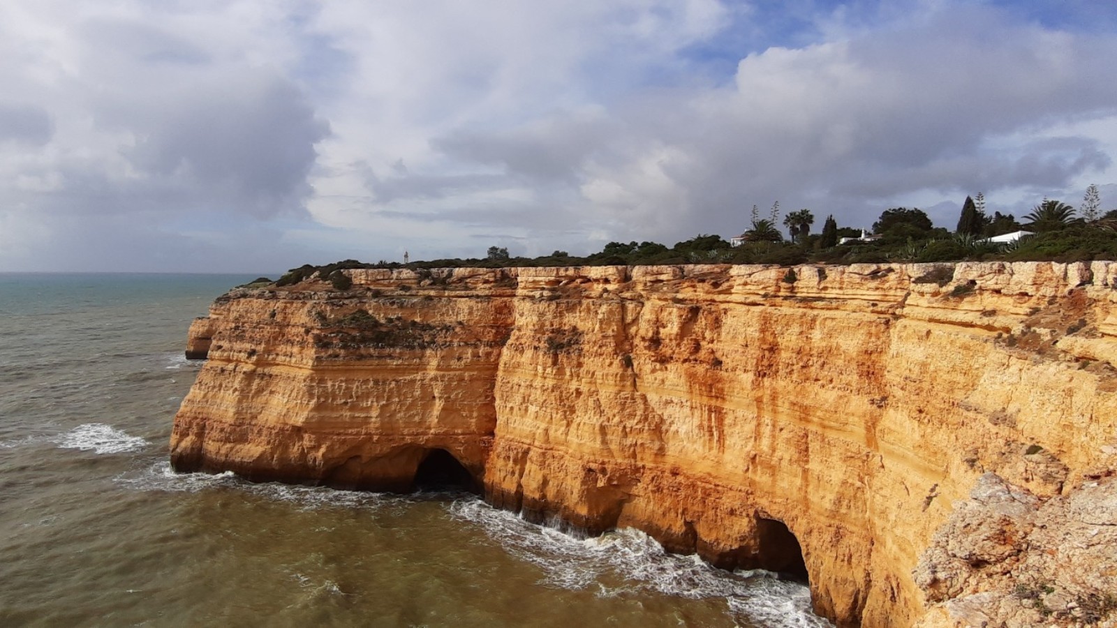 Hike-in-the-Algarve-caves
