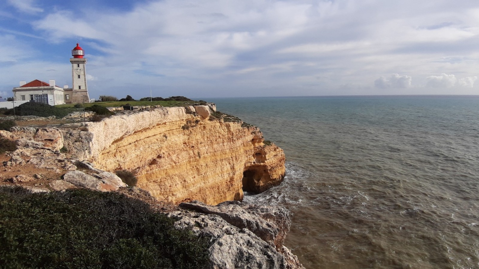 Hike-in-the-Algarve-lighthouse
