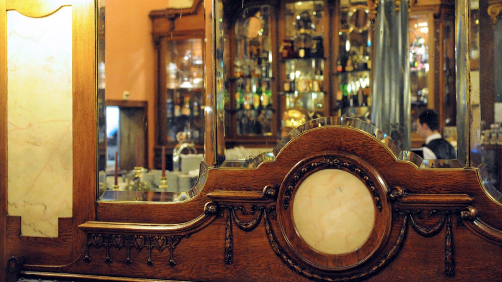 Mirror CFM Restaurant