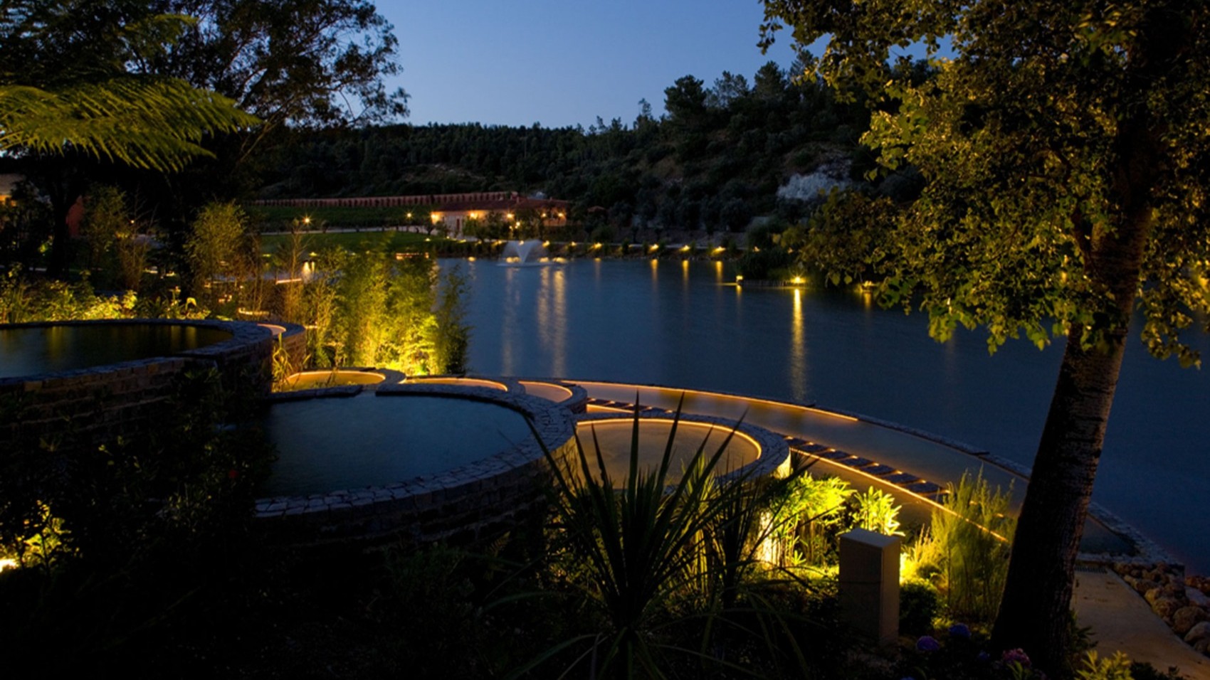 Modern & Hip Wine Estate Lake