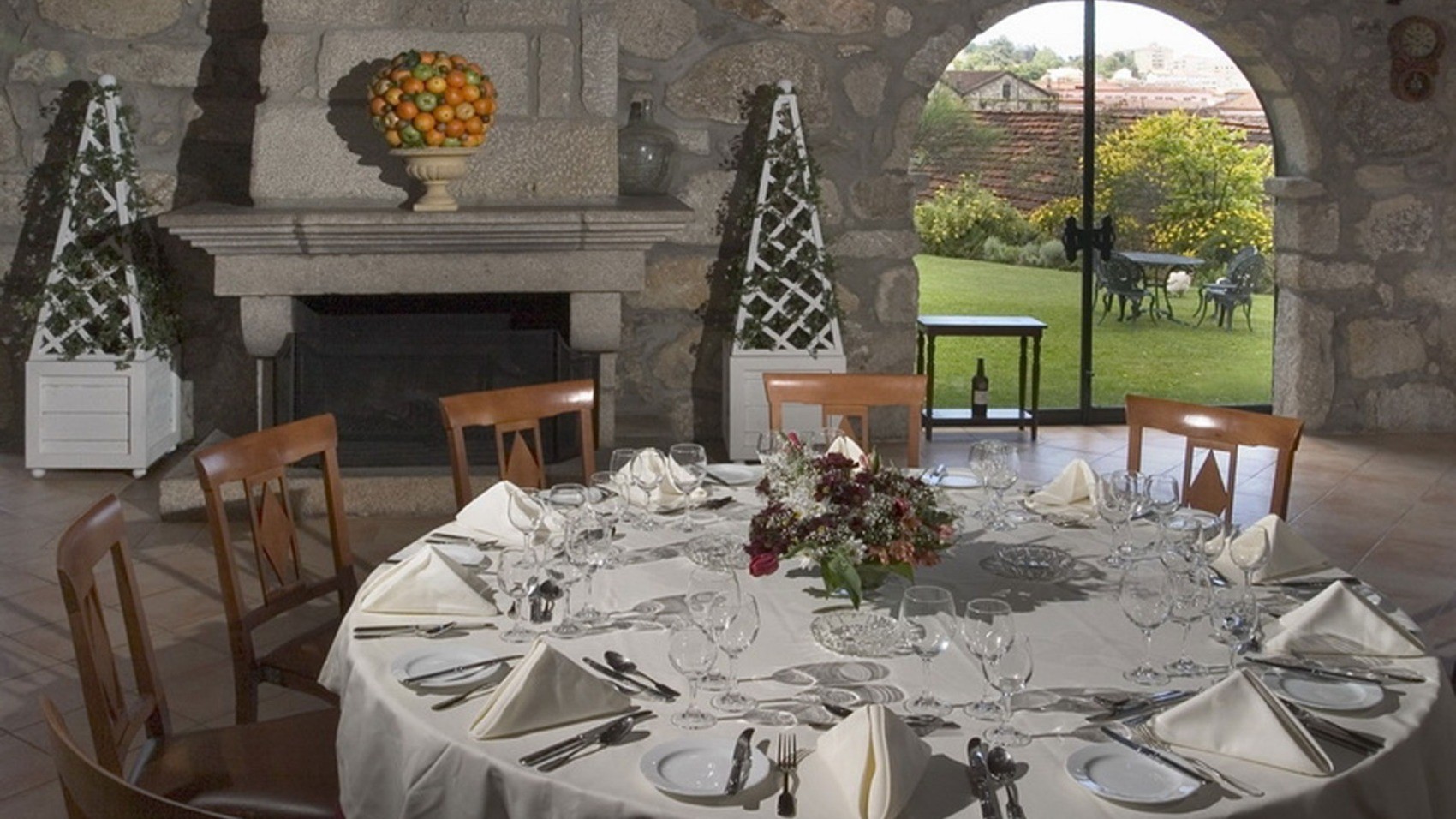 Table 17th Century Wine Lodge