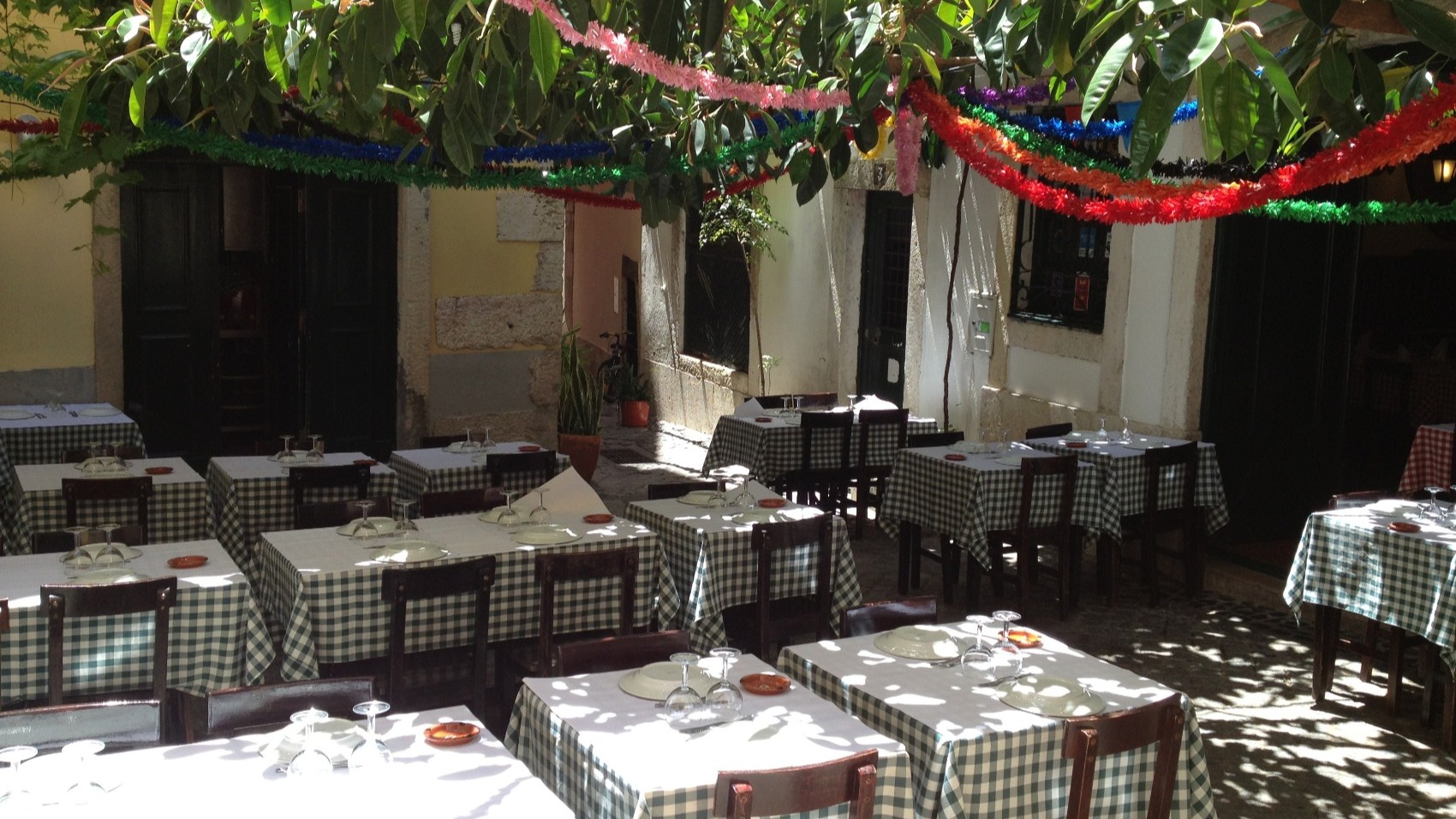 Tables LR Restaurant