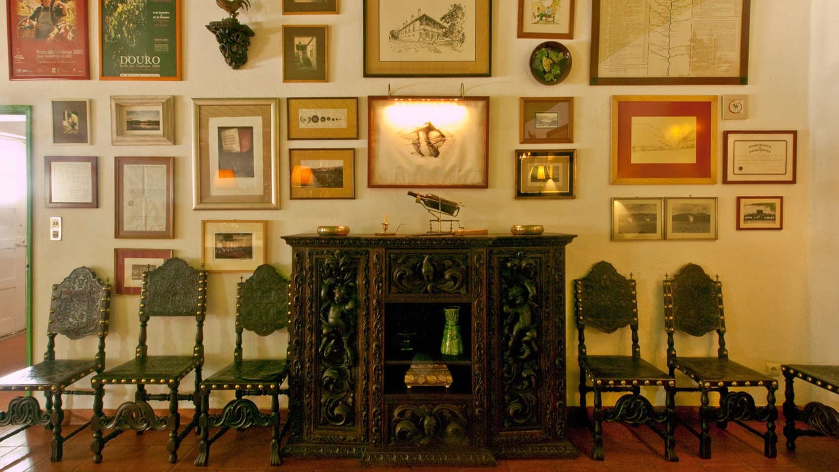 Wall Traditional Wine Lodge